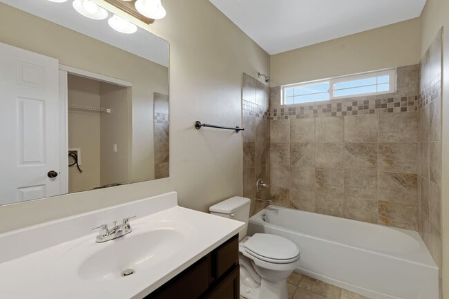 Building Photo - 3 Bedroom townhome