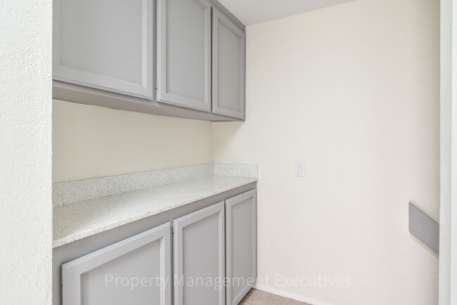 Building Photo - Renovated 2 Bedroom, 2.5 Bath Townhome