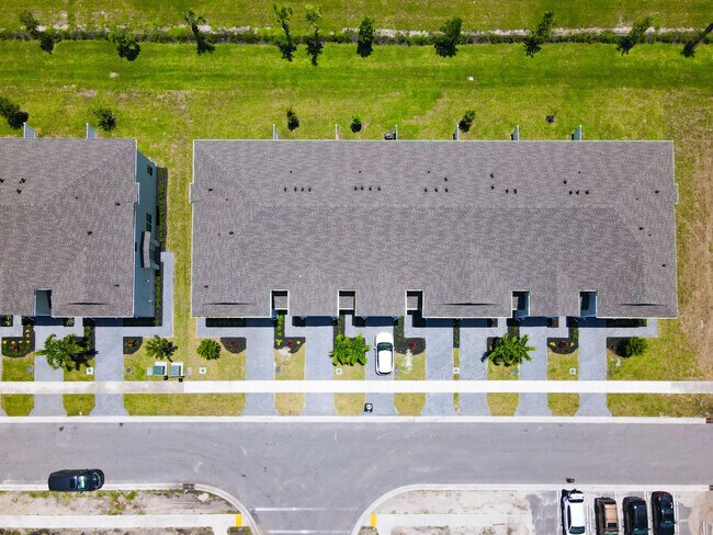 Building Photo - 630 SE Lk Fls St