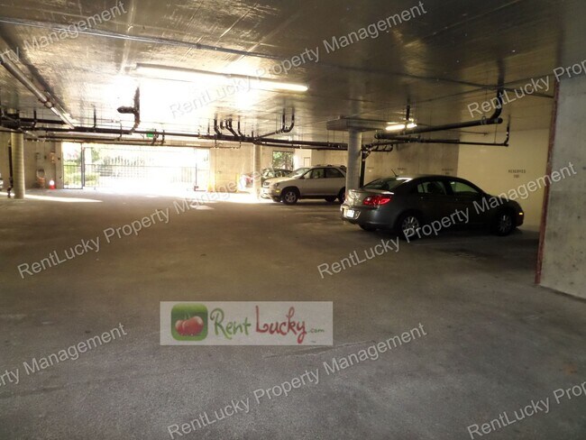 Building Photo - Gorgeous 2 Bedroom Condo with Secured Parking in Unbeatable Bellevue Location!!