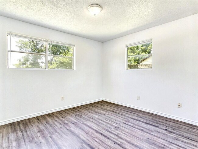 Building Photo - 726 Martindale Rd