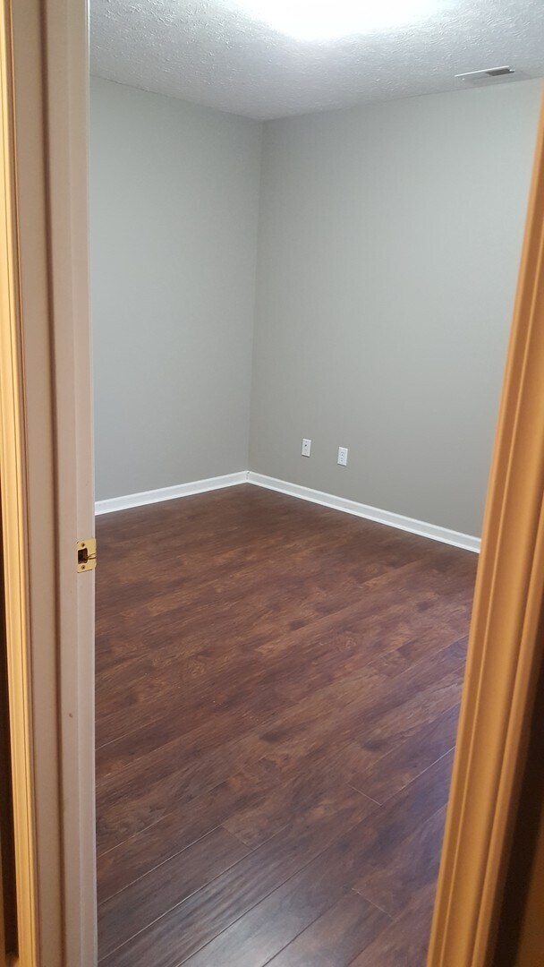 Building Photo - 3 bed, 2 bath Home with GARAGE!
