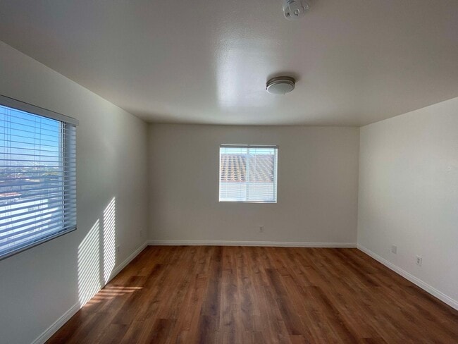 Building Photo - 762 W 21st St