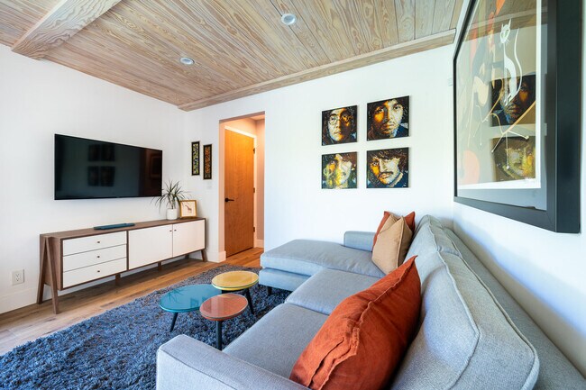 Building Photo - 2748 E Via Escuela