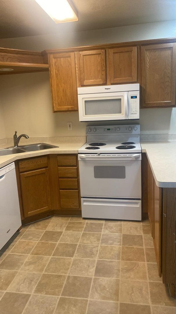 Building Photo - REDUCED RENT  (limited time ONLY). One Bedroom near Utah Valley Hospital, Provo Recreation Center...