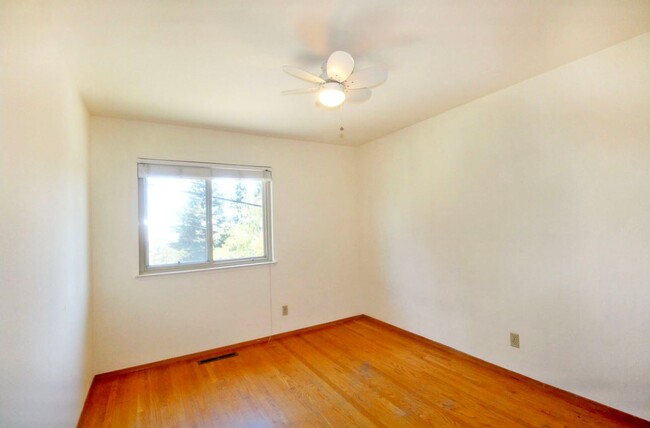 Building Photo - Sunny 3bed/2.5 bath + office space in Mont...