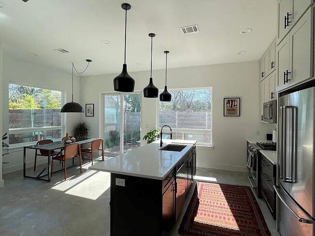 Building Photo - 910 Gullett St