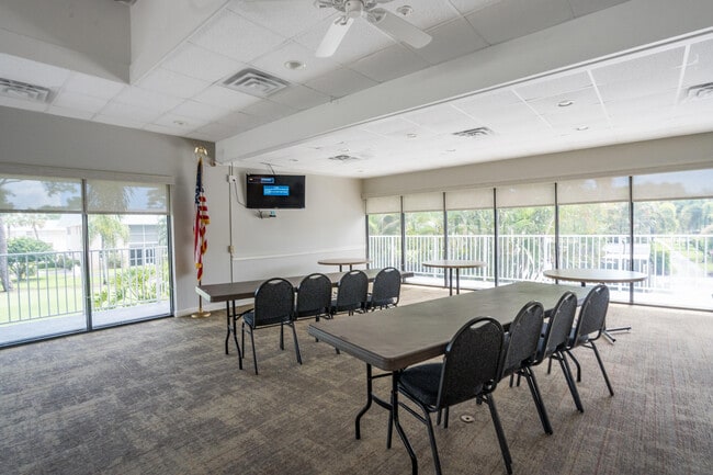 Building Photo - 18081 SE Country Club Dr