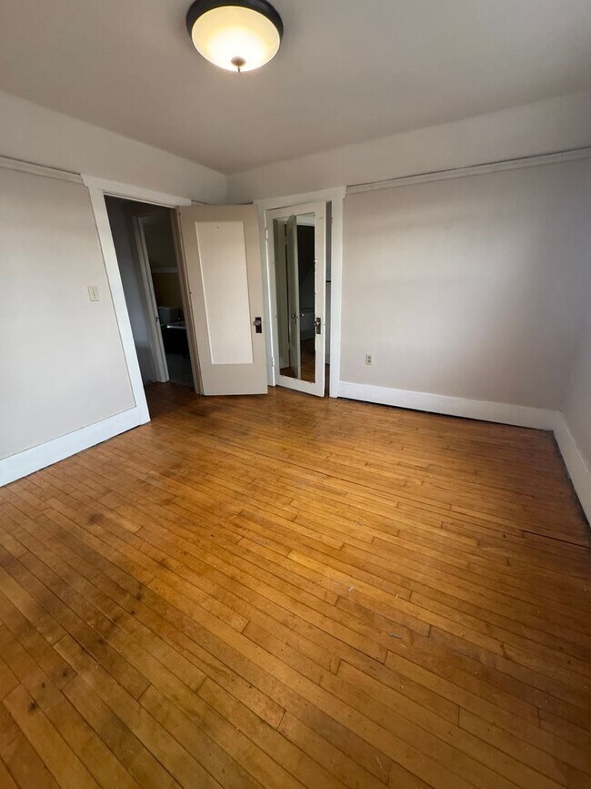 Building Photo - Beautiful home for rent in the heart of Moline