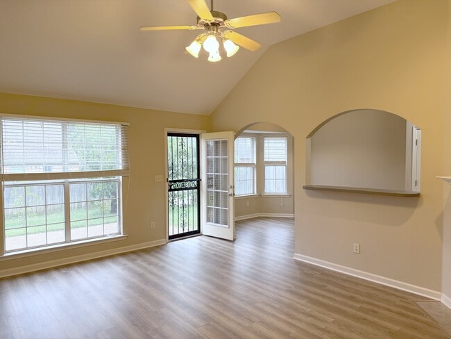 Building Photo - 4852 Ashcroft Dr