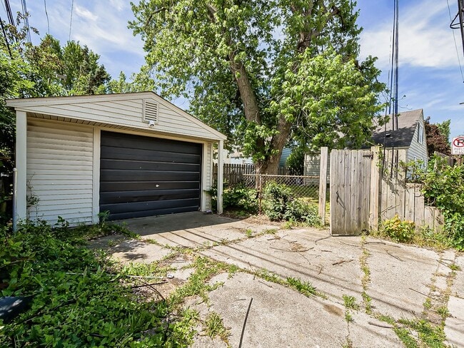 Building Photo - Charming Royal Oak Bungalow Near Downtown!