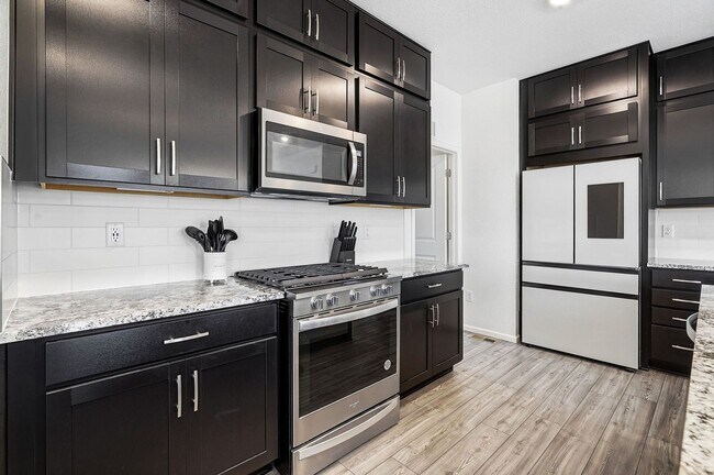 Building Photo - Modern Home in Brighton!