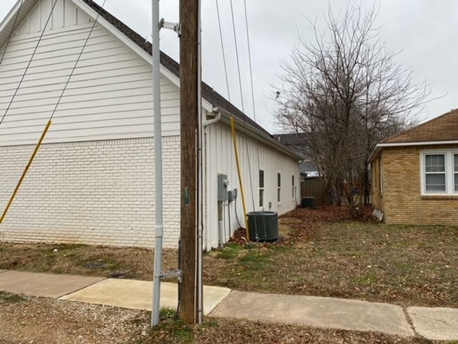 Building Photo - Modern 3-Bedroom, 2-Bathroom Duplex in Pri...