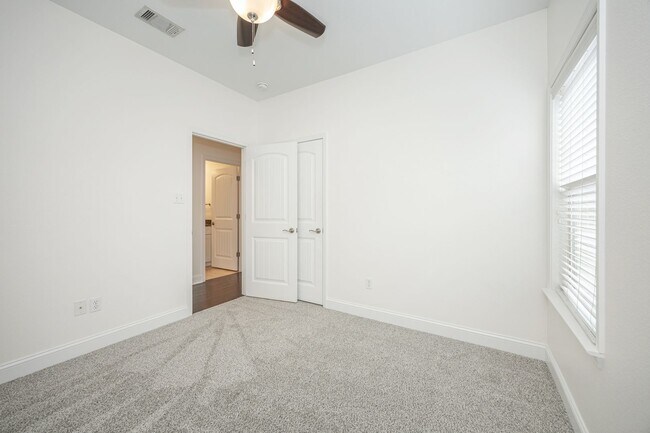 Building Photo - Charming Home Move-in Ready!