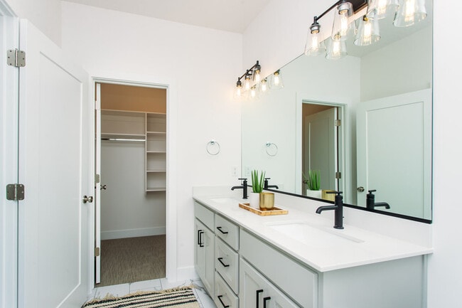 Building Photo - 2645 E Gray Birch Dr