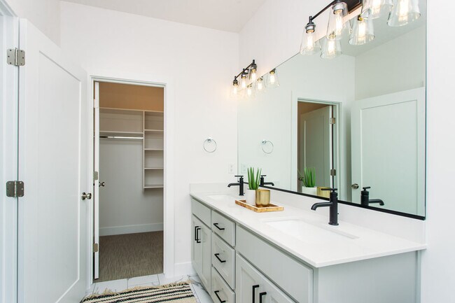 Building Photo - 2680 E Wake Frst Ln