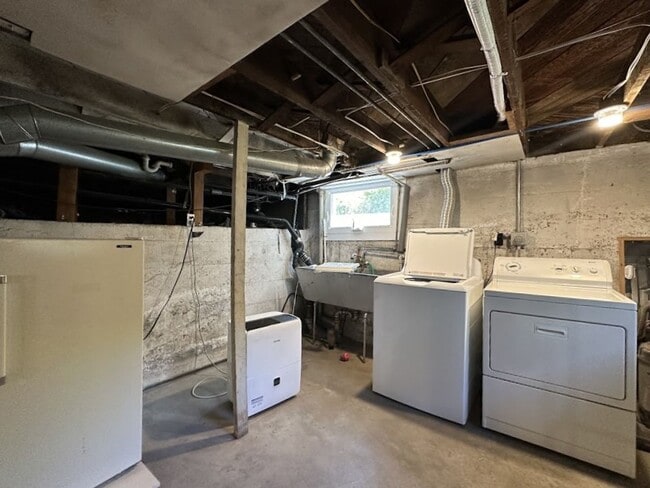 Building Photo - Gorgeous mature home with loads of charm o...