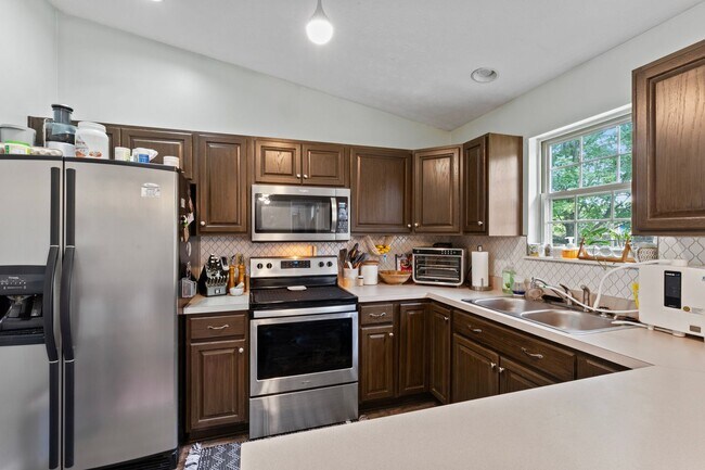 Building Photo - 3 Bedroom 1 1/2 Bath Home for Rent in Charlestown Indiana