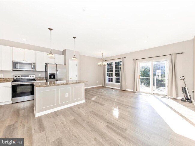 Building Photo - 2103 Paxton Terrace