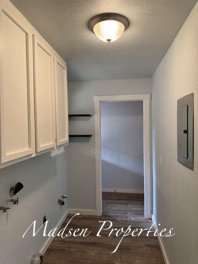 Building Photo - 20 Fairhill Dr