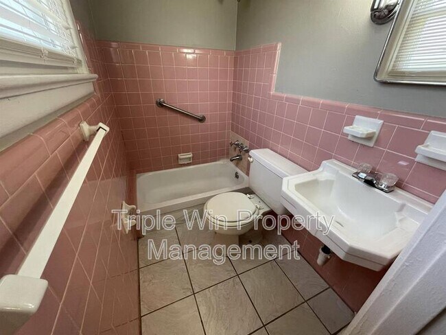 Building Photo - 1105 S Waterford Dr