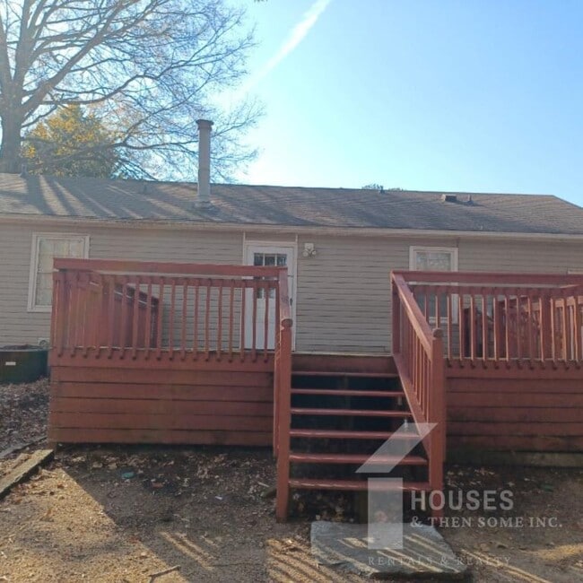 Building Photo - 218 Singing Woods Ln