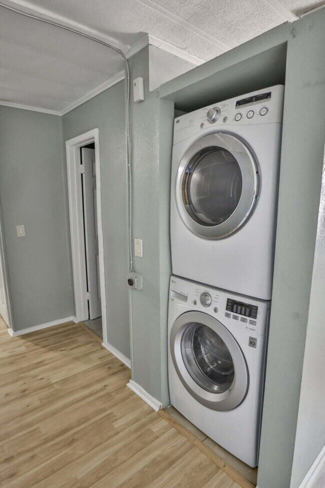 Building Photo - Newly Renovated 2/1 with New Washer/Dryer