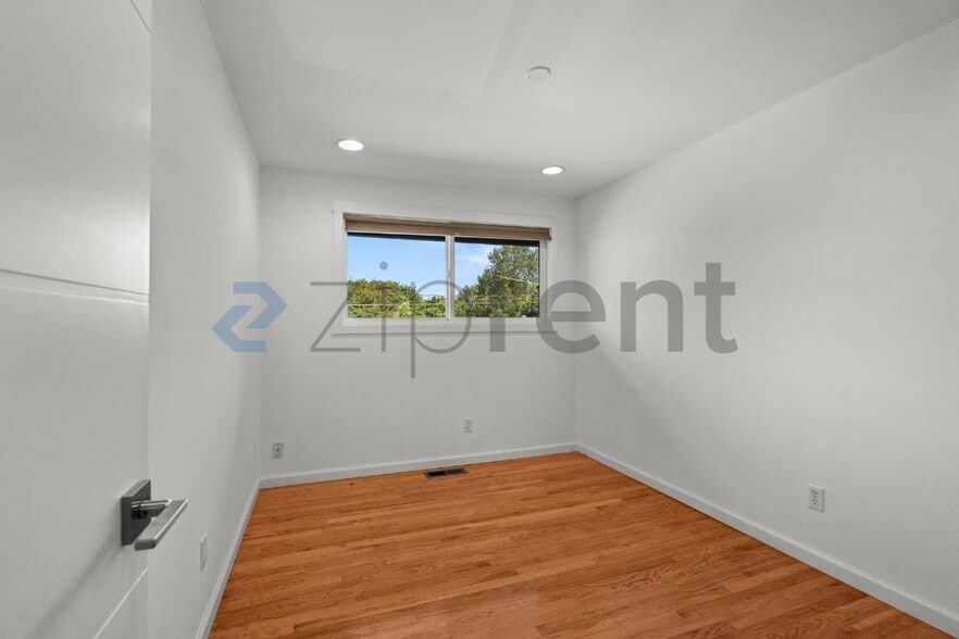 Building Photo - Unit
