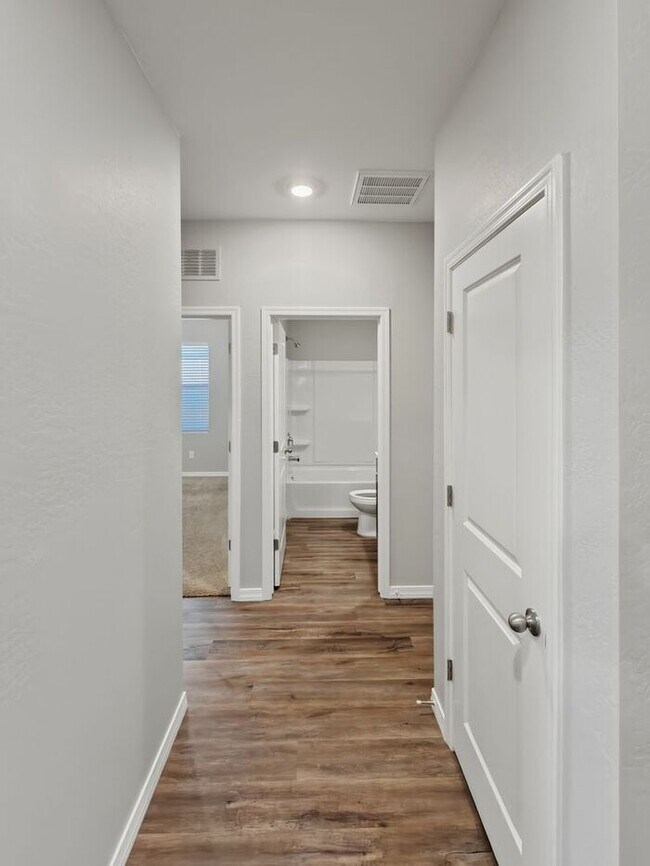 Building Photo - Spacious 4 Bedroom, 3 Bathroom home in Litchfield Park!