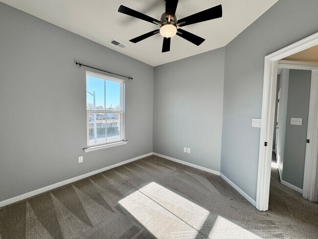 Building Photo - Available 07-08-26! Townhouse w/Garage - Pet Friendly - All Appliances Convey!