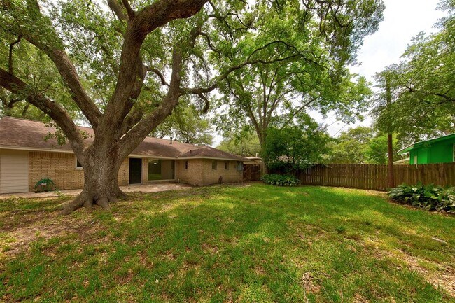 Building Photo - 8826 Robindell Dr