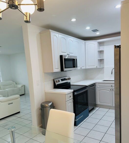 Building Photo - 3225 SW 94th Ave