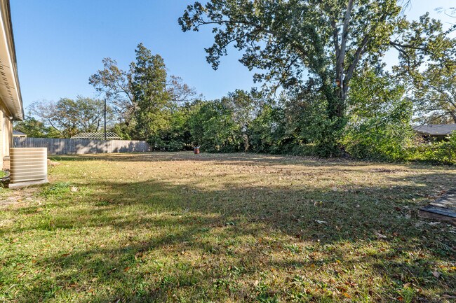 Building Photo - 2021 Fernwood Cir