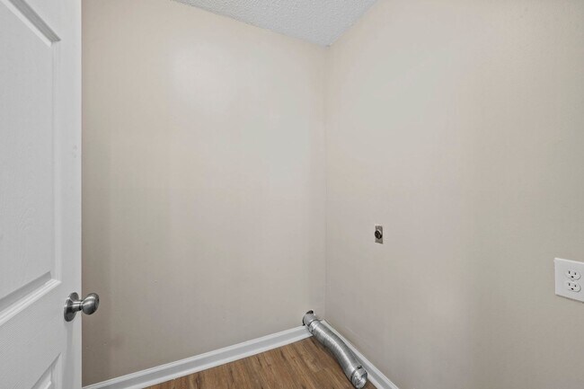 Building Photo - Beautifully Renovated Home!