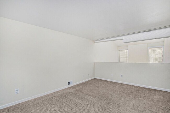 Building Photo - Spacious 2Bed/2.5Bath Townhouse in Central Denver