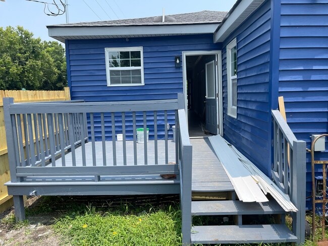 Building Photo - 801 Rockefeller St