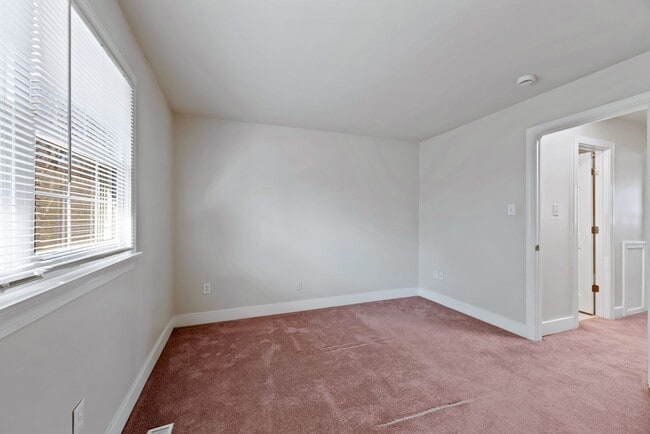 Building Photo - 2 bed Townhome in Annapolis in Hilltop Village