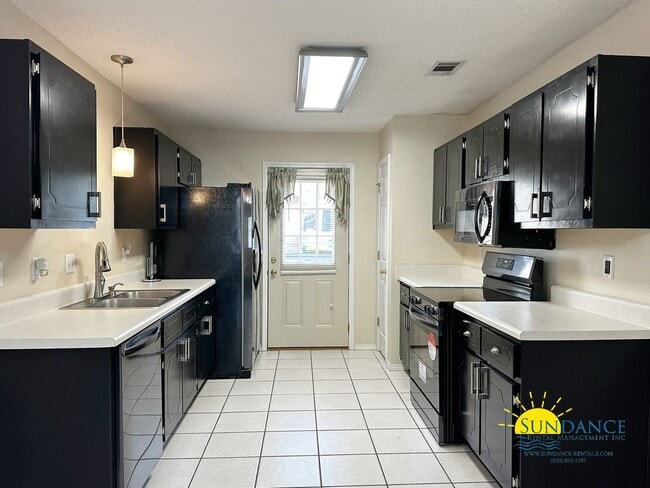 Building Photo - Spacious 3-Bedroom Home in FWB in between Eglin & Hurlburt Bases!