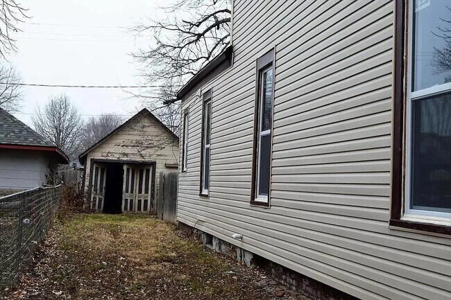 Building Photo - 910 Avenue B