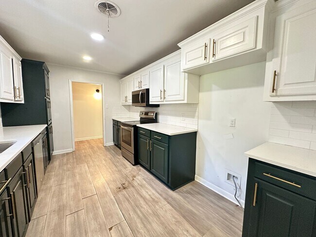 Building Photo - CHARMING REMODELED HOME IN SOUTHERN HILLS