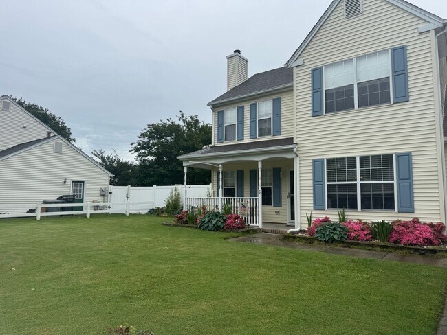 Building Photo - Spacious Three Bedroom Home