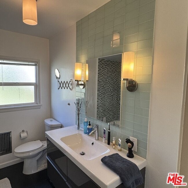 Building Photo - 1128 N Crescent Heights Blvd