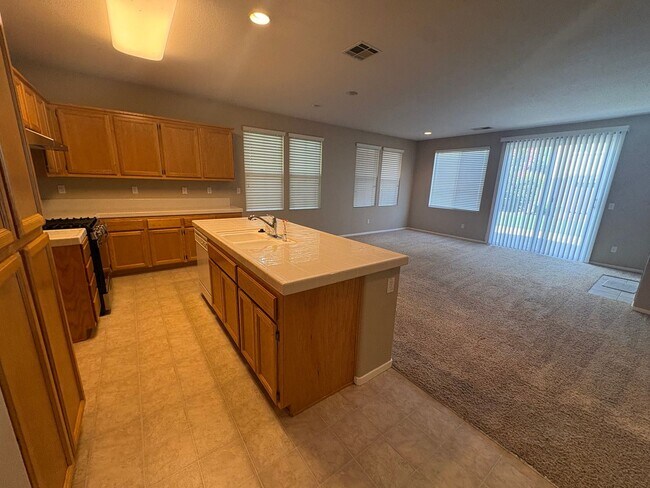 Building Photo - Vibrant 3 bed/2 bath home in West Sac