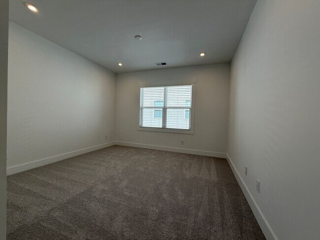 Building Photo - Beautiful 4 Bedroom Single Family Home