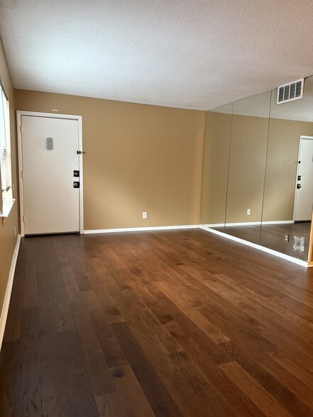Building Photo - 832 Beacon Pky E