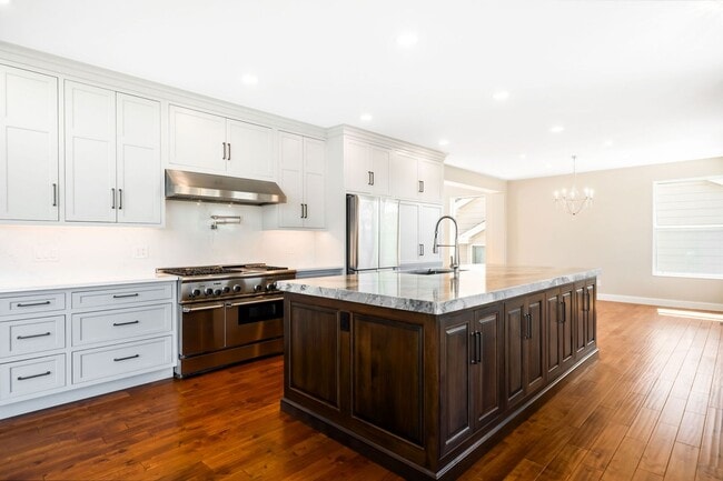 Building Photo - Luxury 6BD, 5BA Recently Remodeled Littlet...