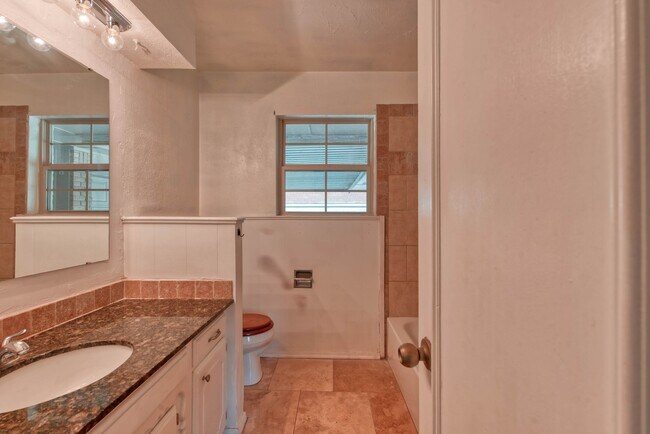 Building Photo - 204 Vickie Dr