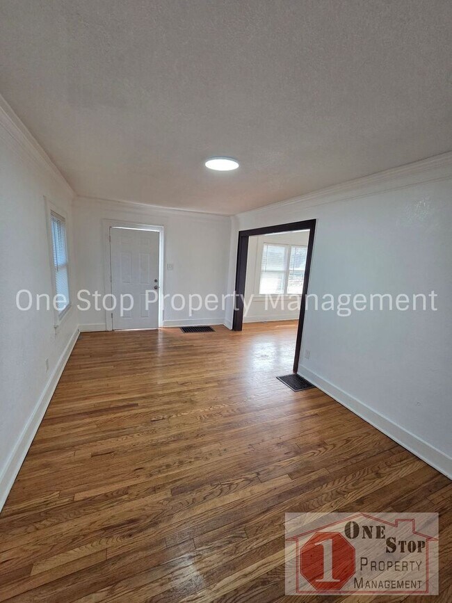 Building Photo - Beautiful 4 Bedroom 2 Bathroom in Kansas City!