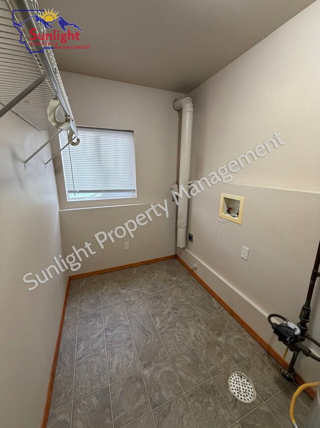 Building Photo - Spacious 3 Bed / 1.5 Bath Home with Garage & Off-Street Parking