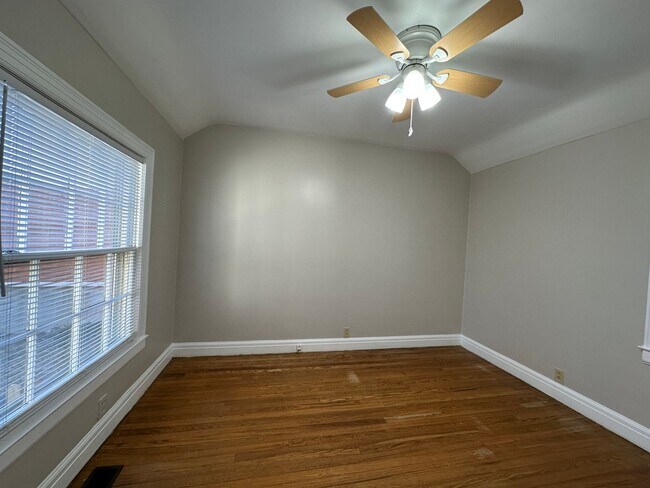 Building Photo - Coming Soon! Charming 1 BR House, 6 min from UK! New Flooring & Paint, Fenced Backyard, Pets Ok!